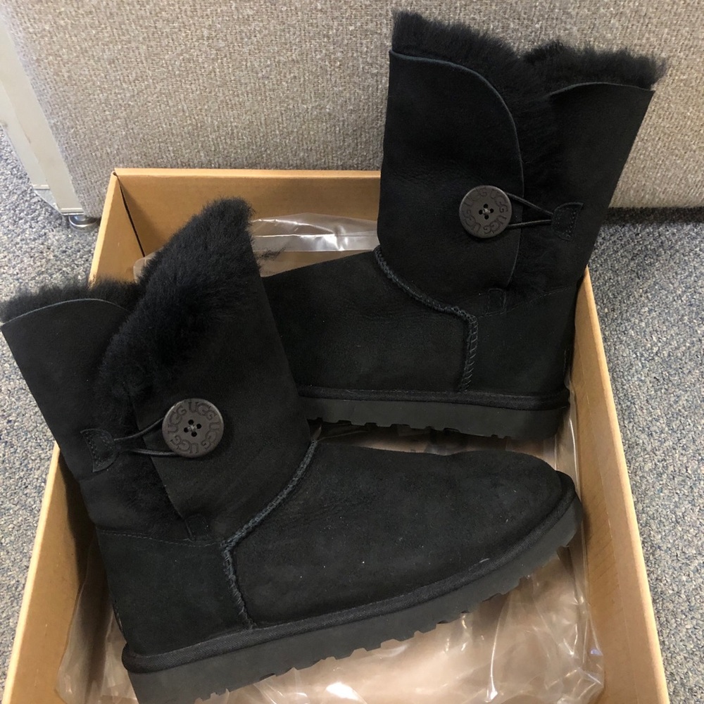 Worn once! Perfect condition. Size 7 UGGS!